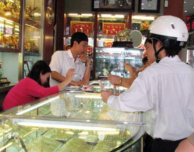 Giá vàng đi ngang, nhà đầu tư nghe ngóng 
